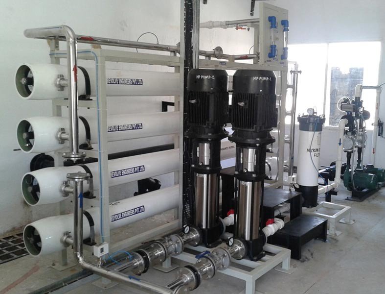 Industrial reverse osmosis plant with membrane housings and high-pressure pumps